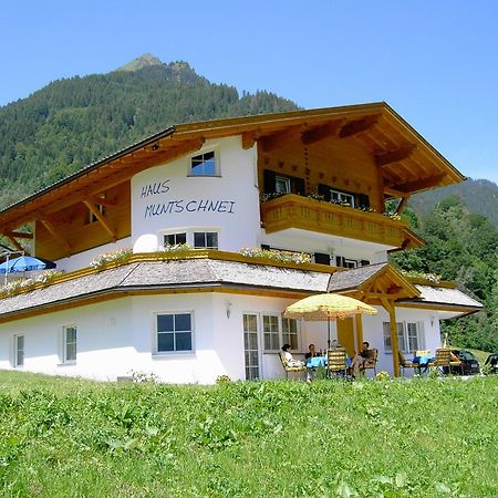 Haus Muntschnei Apartment Sankt Gallenkirch Bagian luar foto