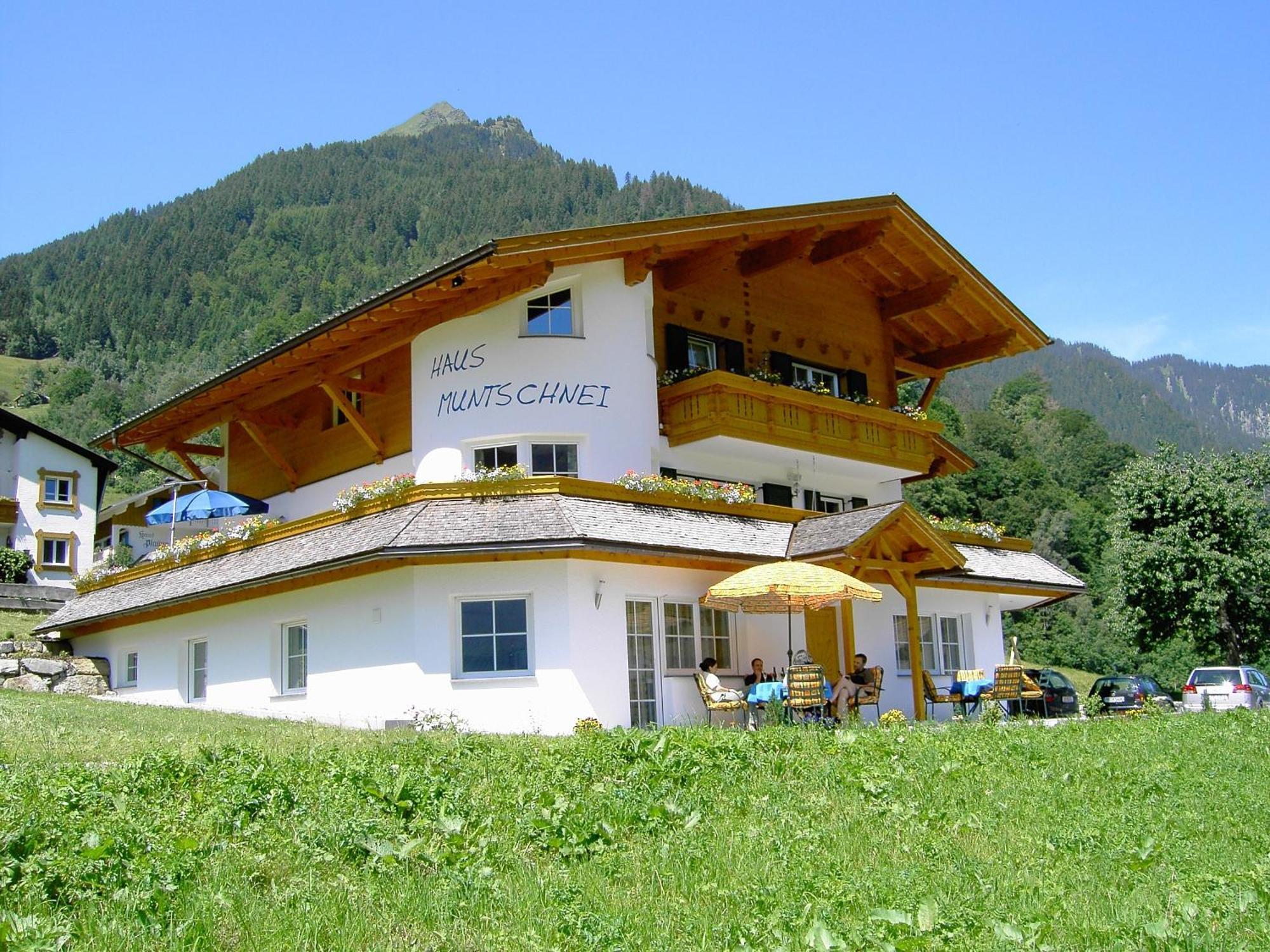 Haus Muntschnei Apartment Sankt Gallenkirch Bagian luar foto